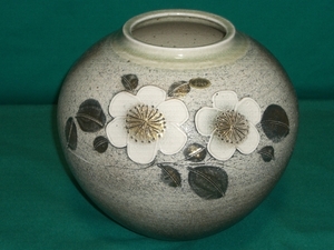 花瓶？　壺？　手作り　設楽焼　花柄　約４０年以上前～年代不明　アンティーク　古民家　骨董品