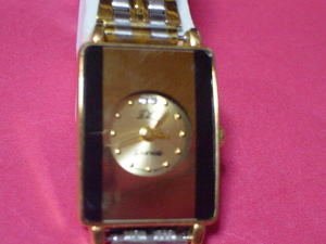 珍品　デザイン　DL　DANIELE　女性用腕時計　角型　ゴールド