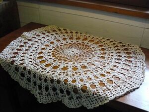 ベネチアのアンティークマーケットにて購入。ハンドメイド83ｘ86ｃｍ花瓶敷き.ビンテージ。ブロカンテ