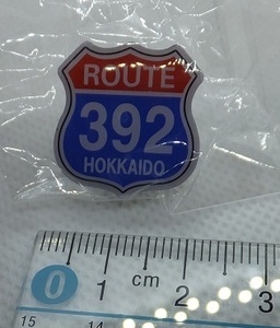 《送料120～》未開封・新品★ご当地ピンバッジ 北海道「ROUTE 392 HOKKAIDO」★ピンバッヂ ガチャ ガチャポン