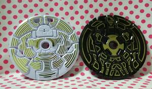 ＵＳＥＤ★仮面ライダー響　ディスクアニマル　円盤　変形玩具　２個組　黒　白
