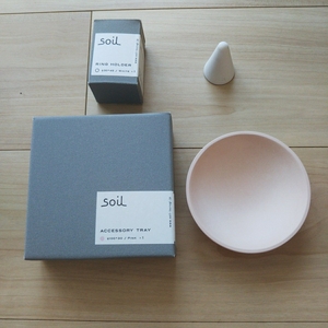 soil 金沢 アクセサリートレー 鍵置き ピンク色 リングホルダー白色 硅藻土 吸水力と調湿力 優しい色合いたたずまい 新品 箱入り ２点