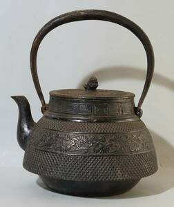 古美術柳　時代鉄瓶「龍盛堂」菊唐草に小霰鉄瓶 煎茶