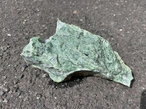 日高翡翠　激レア　採掘終了　国産鉱物　クロム透輝石　幻の翡翠　約1460g　未研磨　濃い緑の透過の良い輝石が入る原石