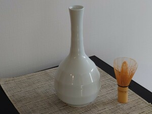 四郎 作　白磁　鶴首　花瓶　高約25cm　線彫