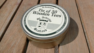 イギリス製 素敵な缶に入った木製ゴルフティー50本 Tin of 50 Wooden Tees