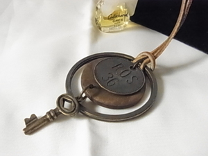 ★革紐　鍵モチーフ　ROS36　コインモチーフ　円形の木製　ロングネックレス