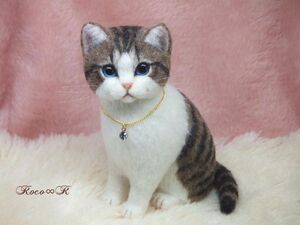 *Roco∞R*羊毛フェルト★キジトラ 白*子猫★猫 ネコ ハンドメイド ぬいぐるみ 置物