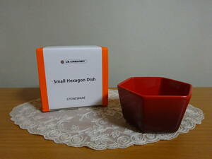 ルクルーゼ LE CREUSET 「Small Hexagon Dish(チェリーレッド) 」6角デッシュ 箱入・未使用　ジャポネスク シリーズ？