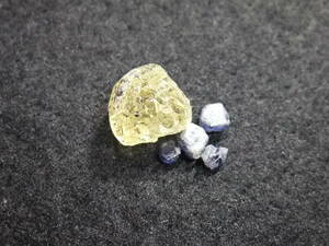 宝石質apatite燐灰石閉山廃鉱山ものとsapphire原石セット 10.2ct 天然石　4　原石母岩付きルース色々まとめてたくさん大量同梱可能765-3