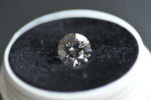 ラボ グレーダイヤモンド １ct ラウンドカット 宝石 鉱石 希少 輝き 高品質 宝石シリーズ ラウンド形状 モアッサナイト 証明書付 C143