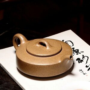 紫砂陶器の急須 薄い茶色の平たい円ティーポット 梅の彫刻模様 粒の質感 手づくり カンフーティー茶器