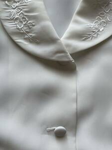 ②【日本製】刺繍ブラウス　フォーマル　冠婚葬祭　お出かけ　くるみボタン半袖　上品　フェミニン　サラサラシャツ