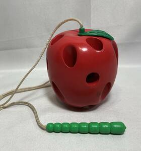 【即決】穴あきりんご ひも通し 木のおもちゃ 木製 おもちゃ / 知育玩具 指先訓練 協調能力
