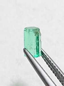 レア！ 美品！ エメラルド原石 0.83ct 六角柱 ルース (LA-3053)