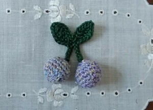 【ハンドメイド】毛糸編み 　モチーフ　ワッペン　さくらんぼ　紫ミックスラメ
