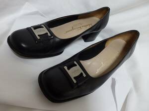 Salvatore Ferragamo フェラガモ ブラックレザー ローヒールパンプス レザーソール イタリア製 6表示23㎝相当 中古　踵は修理後送付します