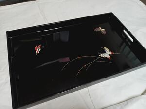 【旧家の蔵から】昭和当時物　伝統工芸品 角盆 長角盆 お盆 漆塗 漆工芸 長角盆中 蝶模様　黒漆器 　会津塗り　紀州塗り*ES512