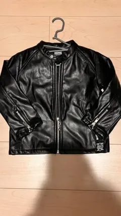 黒の革のジャケット