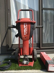 ☆HILTI ヒルティ 200V電動ブレーカー TE 3000-AVR　専用台車　チゼル2本付き 中古