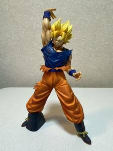 ★ドラゴンボールフィギュア　孫悟空超サイヤ人★ 中古品　国内正規品　箱なし　全長約30cm