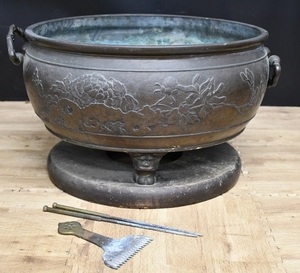 KY5-48　 古銅製 火鉢 三つ脚 華文様 唐銅 茶道具 手炙り 総重量約12kg アンティーク　