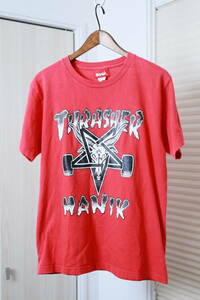 ★日本製THRASHER スラッシャーｘMANIK マニック コラボ半袖プリントTシャツ　　古着ユーズド男性メンズ服M赤レッドトップススケボー