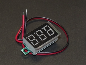【ワケあり品】3桁のデジタル電圧計 赤 レッド 2線式 13.8Vの電源につないだとき13.6と表示 要半田付け 電子工作 DIY