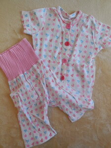 ↑USED↑サイズ９５↑ベビーパジャマ↑白地に水色とピンクのデザイン↑腹巻付きズボン↑