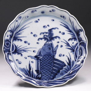 【開】江戸時代後期 古伊万里 染付鯉図輪花形七寸皿 大明成化年製銘 N158