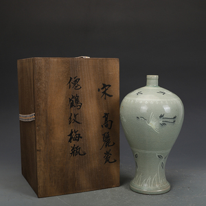 高麗時代 高麗 青磁 仙鶴紋梅瓶 箱付 唐物 中国美術 工芸品 高さ25cm 直径12cm【RB27】