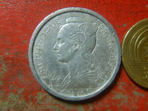 外国・フランス領ソマリランド／２フラン・アルミニウム貨（1959年）（※薬品による洗浄の痕あり）　24050502