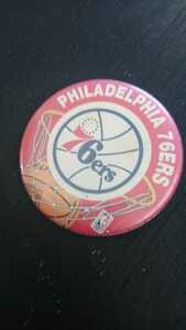 ヴィンテージ!1990年代当時物NBA PHILADELPHIA 76ERS ロゴ 缶バッジ MADE IN USA 中古/バスケットボール チーム basketball