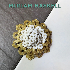 ◆ミリアムハスケル：真ん中白花の円ブローチ：ヴィンテージコスチュームジュエリー：Miriam Haskell