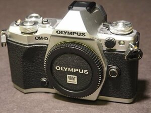 S961 OLYMPUS デジタルミラーレス一眼カメラ OM-D E-M5Ⅱ MarkⅡ ボディのみ シルバー バッテリー・充電器付属 オリンパス