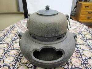 鉄の茶釜（蓋は銅製です）