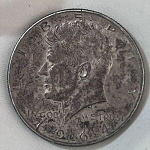 アンティークコイン　ケネディハーフダラー 《50セント》 1964年アメリカ銀貨(サビ、黒ずみ有り,傷なし)