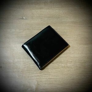 高級感のある オイルレザー メンズ財布 二つ折り 財布 折財布 カード１１枚収納 大容量 ブラック 黒 コンパクト 艶 送料無料