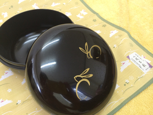 花かんざしブランド綿製小風呂敷50×49＆金泥黒漆塗兎柄蓋付深鉢
