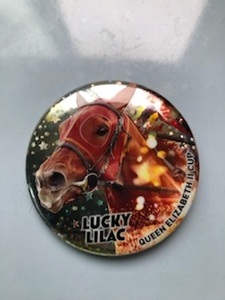 競馬メモリアルヒーロー缶バッジ名馬ラッキーライラックエリザベス女王杯ウイナー新品未使用品