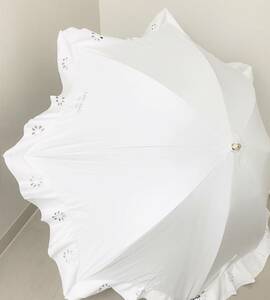 【新品】ケイトスペード　ニューヨーク　(kate spade NEW YORK)　日傘　晴雨兼用　長傘　フリル　カットワーク刺繍