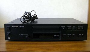 ◆TASCAM CDプレーヤー　MODEL № CD-200　2011年製　動作可　リモコン・取説なし　ae