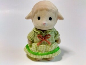 ジャンク　シルバニアファミリー 人形 ヒツジ　ひつじ　女の子 子供 洋服 ワンピース ミニチュア 玩具