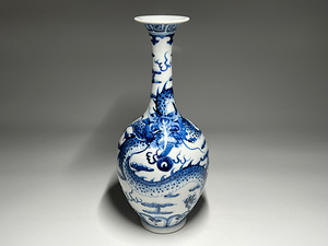 【瑞】時代　染付龍紋　花瓶　中国美術　高：２５．３ｃｍ