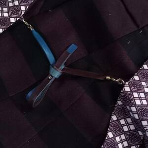 本革一重結び羽織紐 青+こげ茶染色レザー　着物や浴衣の羽織のワンポイントに！