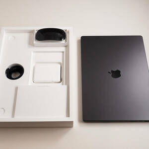 【24年4月購入】最新 Apple MacBook Pro 16インチ M3Pro スペースブラック 【Magic Mouse付き】【保護ブリーフケース付き】