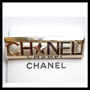  ● シャネル CHANEL ロゴ ブローチ ゴールド 星 新品 MADE IN ITALY 箱付 シンプル 大活躍 上品 素敵