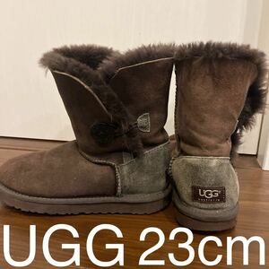 UGG australia（アグオーストラリア）　 ムートン　23cm ボタン ブラウン　茶系　ツートン 2色切り替え