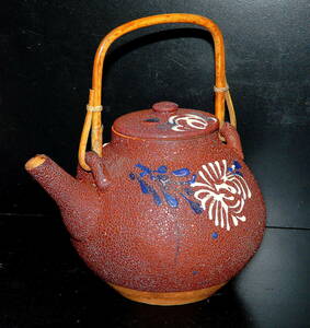 インテリア 研究用陶器 茶道具 古民芸 花生け 19世紀末 明治もの 信楽焼 菊葉紋 鮫肌土瓶 (急須） 1個