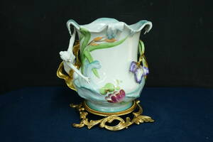 61　西洋陶磁　ITALY　金彩エナメル水辺の妖精と花ブロンズ台花瓶